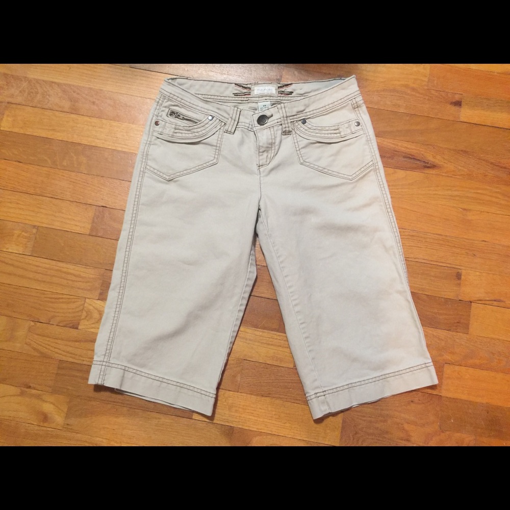 Maurices khaki capris size 5/6